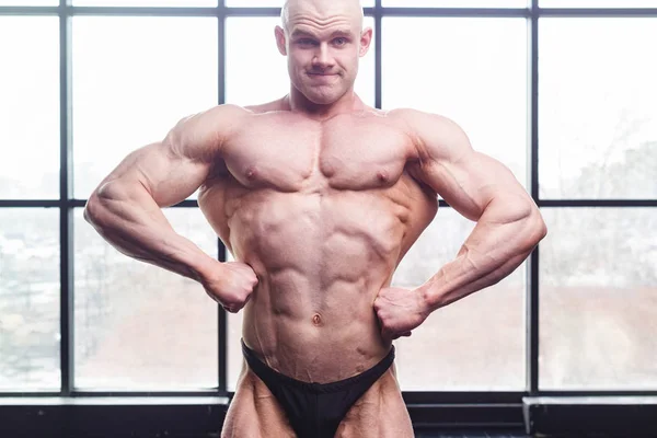 genç vücut geliştirmeci poz