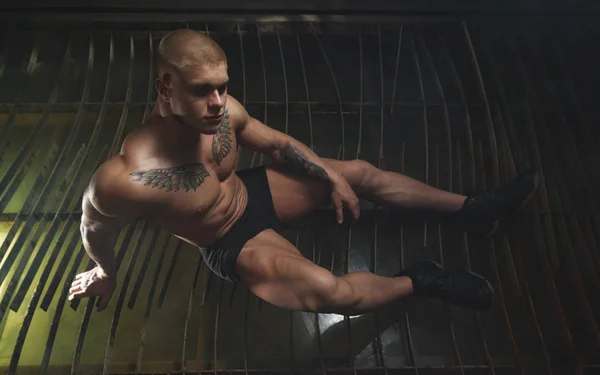 Genç vücut geliştirmeci ve fabrika