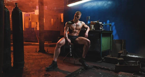 Unga bodybuilder på fabriken Stockfoto