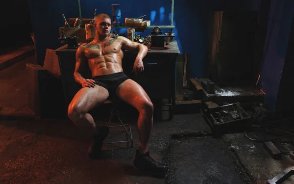 Genç vücut geliştirmeci ve fabrika