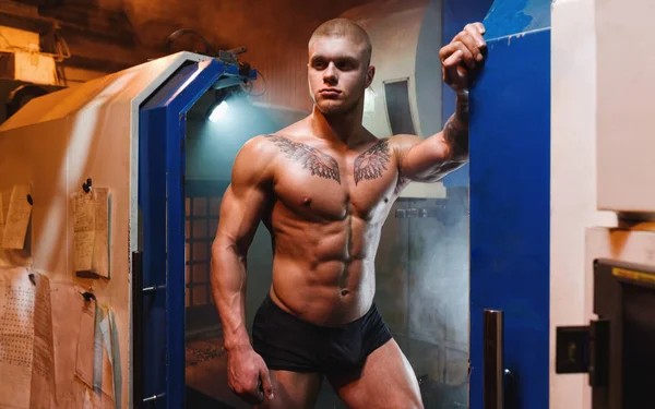 Unga bodybuilder på fabriken Stockfoto