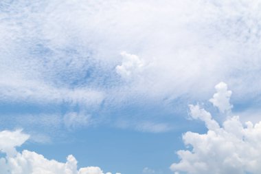 Güneşli bir günde beyaz bulutlu güzel mavi gökyüzü ve kopyalama alanı. Doğa parlak gökyüzü arkaplan resmi. Yaz mavisi gökyüzü. Tasarım için doku. Doğal bulutlu duvar kağıdı.