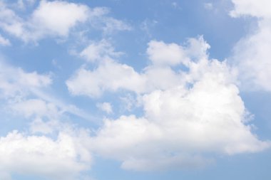 Güneşli bir günde beyaz bulutlu güzel mavi gökyüzü ve kopyalama alanı. Doğa parlak gökyüzü arkaplan resmi. Yaz mavisi gökyüzü. Tasarım için doku. Doğal bulutlu duvar kağıdı.