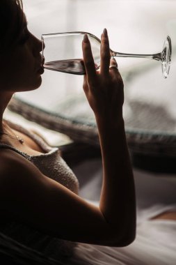 güzel kız içki şarap