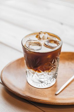 Tahta masada kaşıklı espresso tonik kahve.
