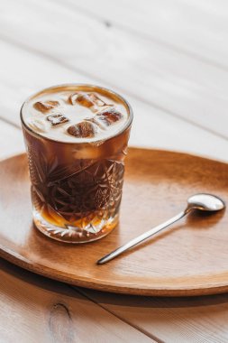 Tahta masada kaşıklı espresso tonik kahve.