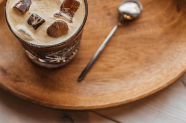 Tahta masada kaşıklı espresso tonik kahve.