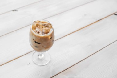 Ahşap masada buzlu kahve.