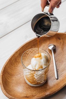 Tahta masada bir bardak cam.