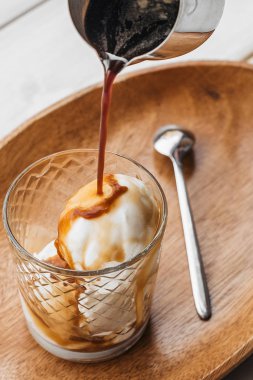 Tahta masada bir bardak cam.