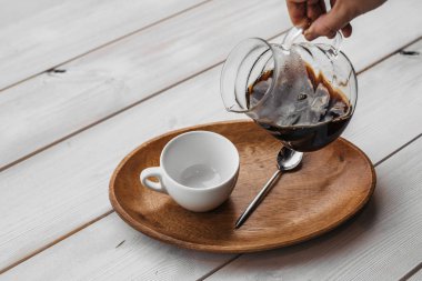 Ahşap masa üzerinde kaşıkla kahve