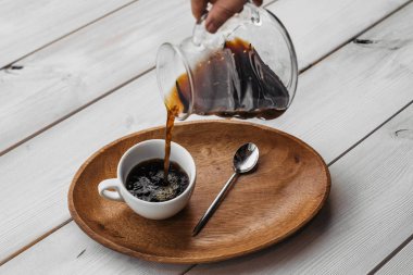 Ahşap masa üzerinde kaşıkla kahve