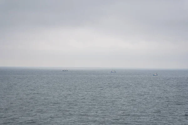 Bateaux de pêche pêchant de délicieux poissons sur la mer du Nord — Photo