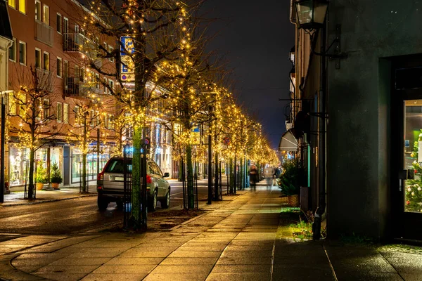 Норвежские освещенные улицы с вечера в ноябре — стоковое фото