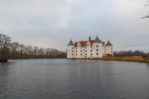 Zamek Glücksburg z boku nad wodą i złą pogodę — Zdjęcie stockowe