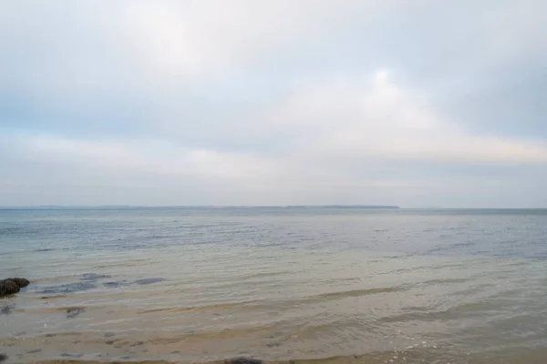 Maravillosa vista de una playa con muchas piedras en y en el agua —  Fotos de Stock