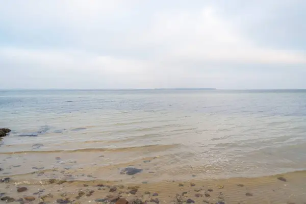 Maravillosa vista de una playa con muchas piedras en y en el agua —  Fotos de Stock