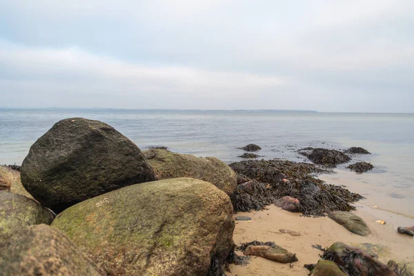 Maravillosa vista de una playa con muchas piedras en y en el agua —  Fotos de Stock