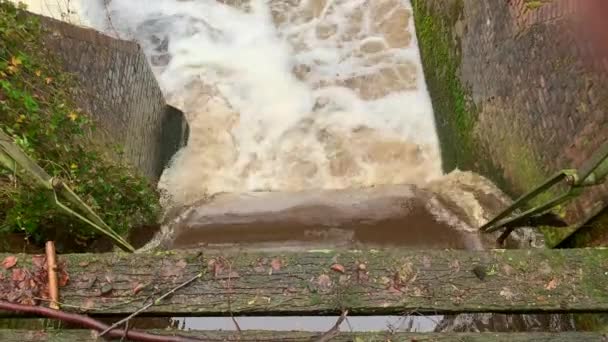 Şiddetli Yağmurdan Sonra Manastır Meyhanesinin Suyu Yüksek Huzursuz — Stok video