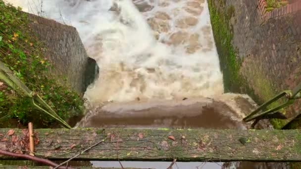 Efter Kraftigt Regn Vattnet Vid Klostret Taverna Skuggan Högt Och — Stockvideo