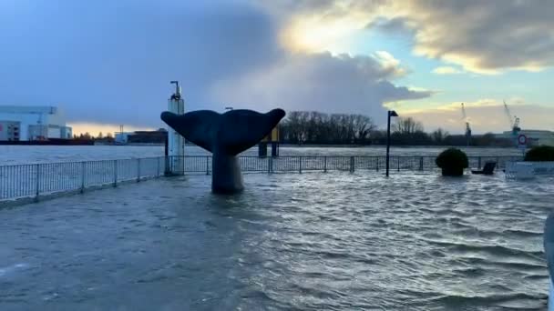 Bremer Weserpromenade byl zasažen povodněmi a silnou bouří — Stock video