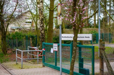 Hude, Almanya 20.03.2020: Katolik ilkokulu Corona virüsü yüzünden kapatıldı