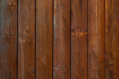 Düz ahşap zemin güneş ışığıyla aydınlatılır.