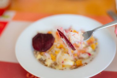 Kohlrabi, pancar, mercimek ve tahıllı lezzetli bir salata.