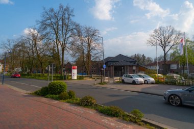 Hude, Almanya, 13 Nisan 2020: Hude 'da yeni bir kurtarma istasyonu ve karakol binası