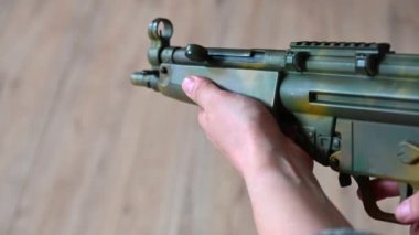 Hude, Almanya 04 / 13 / 2020: bir tabancanın kızak tutuşu kullanılıyor