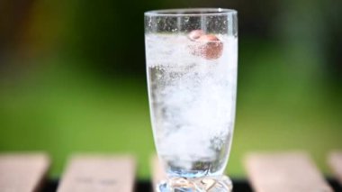 İki fındık bir bardak suya bırakılır. Yavaş çekimde.