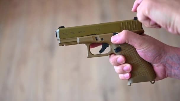 Hude Germania 2020 Usa Cattura Slitta Una Pistola Rallentatore — Video Stock