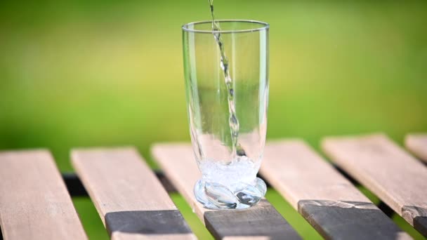 Wasser Wird Zeitlupe Ein Glas Gegossen — Stockvideo