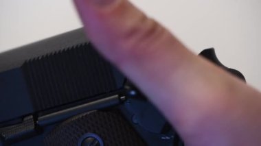 Tabanca ateşlenene kadar basılır.