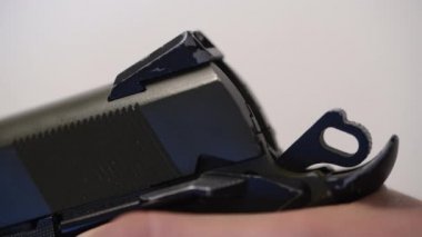 Tabanca ateşlenene kadar basılır.