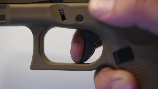 Gatillo Una Pistola Airsoft Presiona Hasta Que Libera Disparo — Vídeo de stock