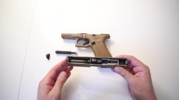 Hude Germania Aprile 2020 Assemblaggio Una Pistola Airsoft — Video Stock