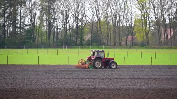 Tractor Tenha Transportado Calhas Para Campo Arado — Vídeo de Stock