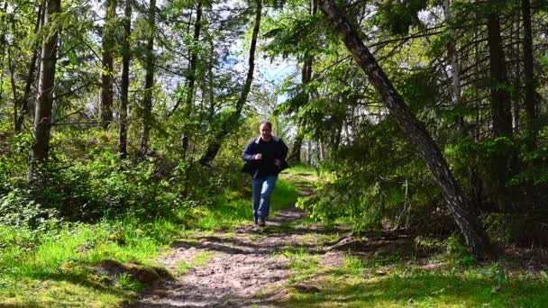 Hombre Corre Por Una Pendiente Bosque Terreno Suelto — Vídeo de stock