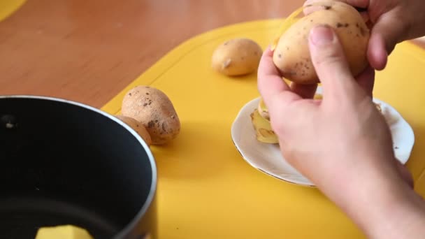 Una Patata Corta Una Mesa Con Cuchillo Pequeño — Vídeos de Stock