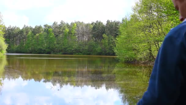 湖の写真家が湖を背景に写真を撮り — ストック動画