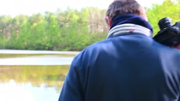 Een Fotograaf Een Meer Maakt Foto Met Het Meer Achtergrond — Stockvideo