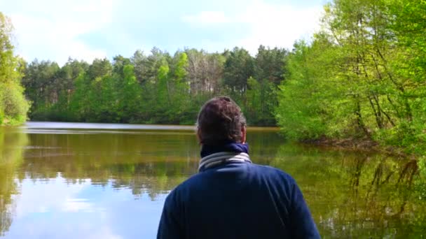 Fotógrafo Lago Toma Fotos Con Lago Fondo — Vídeo de stock