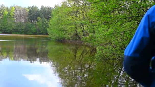 湖の写真家が湖を背景に写真を撮り — ストック動画