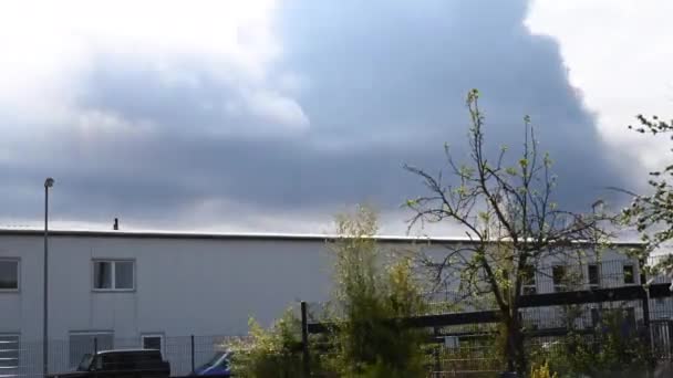 Uma Nuvem Negra Grande Incêndio Corre Céu Enquanto Fogo Ainda — Vídeo de Stock