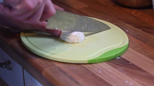 Valaki Apró Darabokra Vágja Mozzarellát Egy Deszkán Egy Éles Késsel — Stock videók