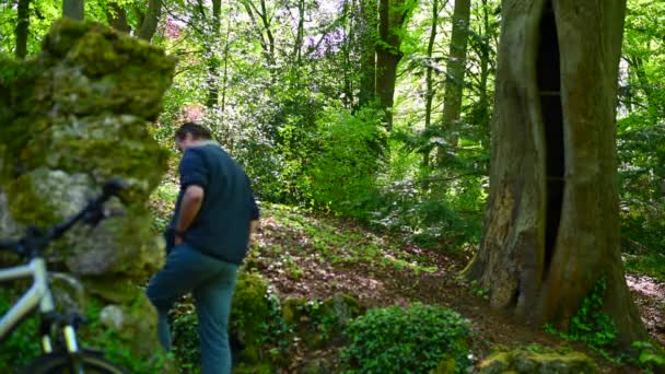 Ein Mann Geht Einer Großen Alten Steinmauer Mit Großen Und — Stockvideo