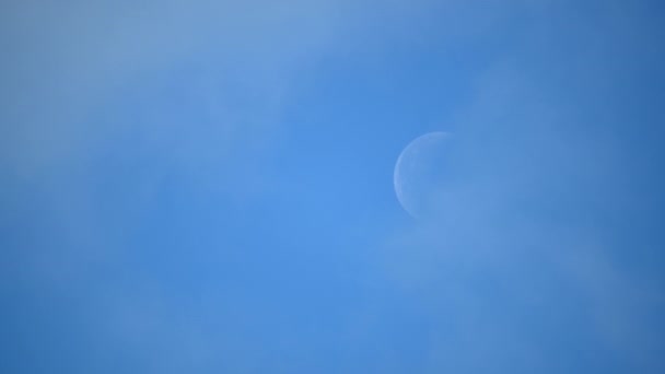 la lune peut être vue dans le ciel bleu sur le jour lumineux et les nuages légers passent par 