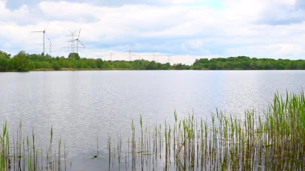 Pohled Kamenolomový Rybník Břehu Zataženou Oblohou Klidnou Vodou Severním Německu — Stock video