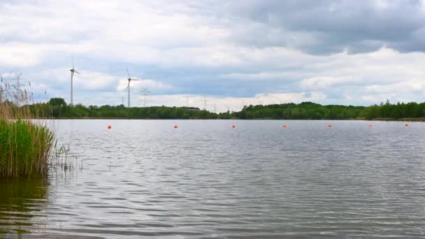 Blick Vom Ufer Auf Einen Baggersee Mit Bewölktem Himmel Und — Stockvideo